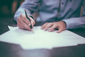 Técnico de ITE Asistencia firmando el acta de inspección técnica de un edificio en Madrid