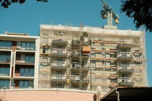Edificio en Madrid con andamios por deficiencias ITE sin reparar, caso habitual que analiza ITE Asistencia