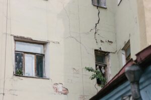 Fachada con grietas estructurales graves en edificio de Madrid que ITE Asistencia evaluaría en una ITE desfavorable